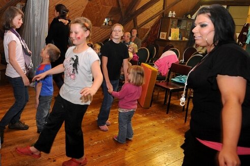 
              <p class="artikelinhalt">Märchentag in der Universitas Goßberg. Mit Spiel und Tanz wurden die Kinder in einem Workshop auf den Bühnenauftritt vorbereitet.</p>
            