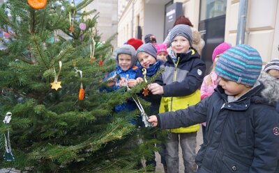 Kinder schmücken Bäume auf Zwickauer Weihnachtsmarkt - 