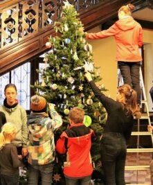 Kinder schmücken Christbaum im Rathaus - Die Mädchen und Jungen der Kinderarche beim Schmücken des Weihnachtsbaumes. 