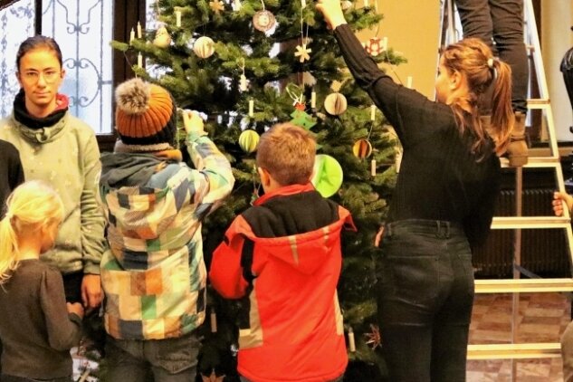 Kinder schmücken Christbaum im Rathaus - Die Mädchen und Jungen der Kinderarche beim Schmücken des Weihnachtsbaumes. 