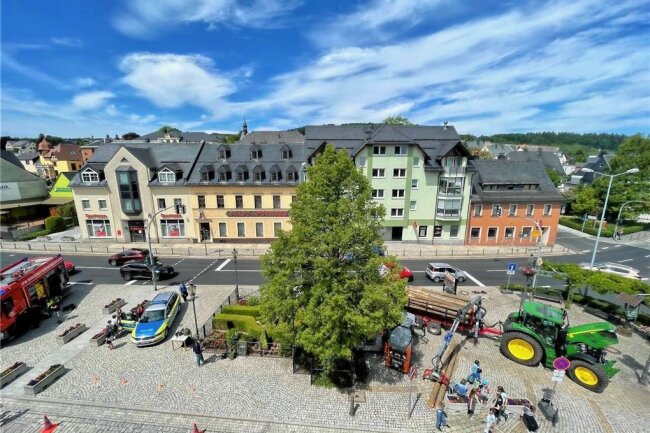 Kinder schnuppern in Ehrenfriedersdorf erstmals bei Behörden rein - Zum Behörden-Kindertag waren in Ehrenfriedersdorf etwa Feuerwehr- und Polizeiauto sowie ein Forst-Traktor vorgefahren. 
