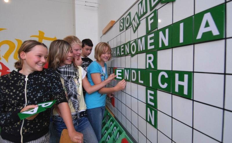 Kinder schreiben: "Endlich Ferien" - 
              <p class="artikelinhalt">Janice Groß, Nicole Weichelt und André Gruner haben Spaß am Riesen-Kreuzwortspiel.</p>
            