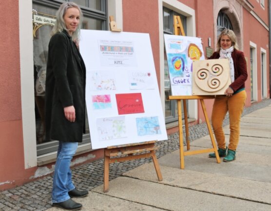 Sylva-Michèle Sternkopf (rechts), Mitglied im Stadtmarketingverein Oederan, wurde auf die Aktion aufmerksam. Sie schenkte der Kintertagesstätte als Anerkennung für die Leistungen das Spielzeug Kugelwirbel, dass Kitz-Vorstandsmitglied Juliane Brand-Schubert entgegennahm. 