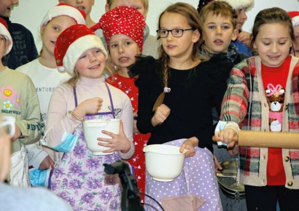 Kinder singen sich in die Herzen der Senioren - Die Kinder vom Eckersbacher Hort "Wichtelhaus" überraschten die Bewohner im benachbarten Senioren- und Seniorenpflegeheim "Haus Stadtblick" mit einem kleinen Weihnachtskonzert. 