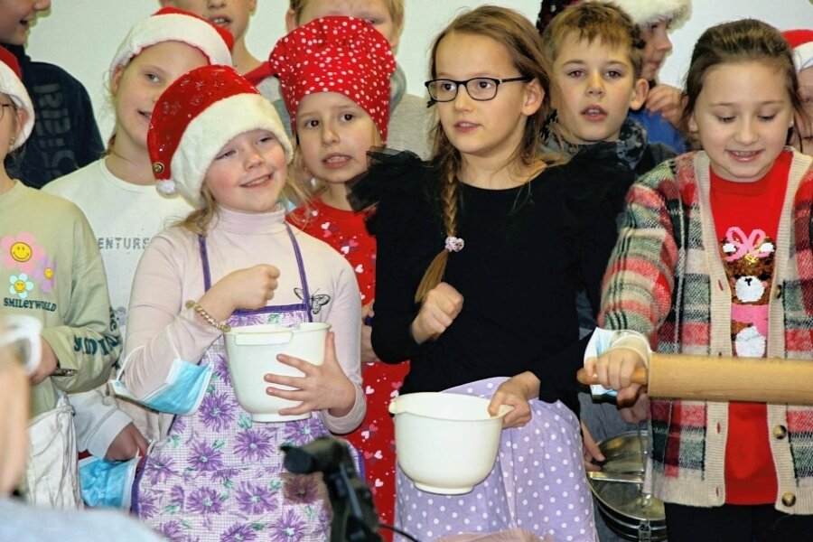 Kinder singen sich in die Herzen der Senioren - Die Kinder vom Eckersbacher Hort "Wichtelhaus" überraschten die Bewohner im benachbarten Senioren- und Seniorenpflegeheim "Haus Stadtblick" mit einem kleinen Weihnachtskonzert. 