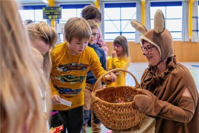 Kinder toben sich beim Ostersport- und Spielefest in Rochlitzer Turnhalle aus - Der Osterhase hatte für die Rochlitzer Kinder Überraschungen dabei. 