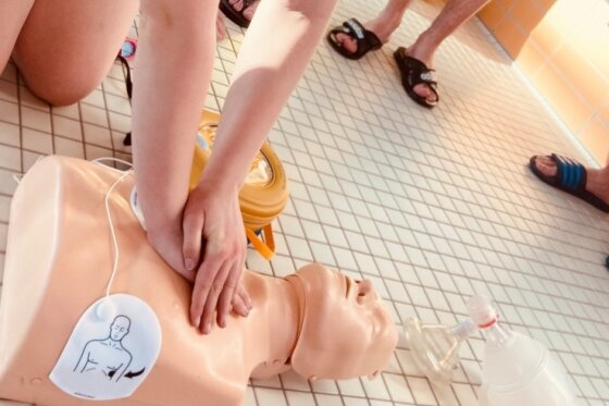 Lina Georgi hat den Sprung ins kalte Wasser gemeistert: Mit dem Laien-Defibrillator kam die 13-Jährige beim Test in der Auer Schwimmhalle bestens zurecht. 