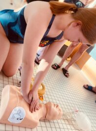 Kinder üben für den Ernstfall Umgang mit Defibrillator - Lina Georgi hat den Sprung ins kalte Wasser gemeistert: Mit dem Laien-Defibrillator kam die 13-Jährige beim Test in der Auer Schwimmhalle bestens zurecht. 
