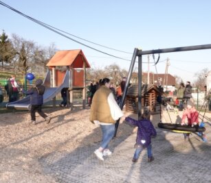Kinder übernehmen Spielplatz - Seit Dienstag können die Kinder aus Niederhohndorf auf ihrem neugestalteten Spielplatz, der jetzt auch eine Netzschaukel hat, toben. 