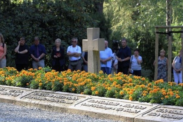 Kinder- und Jugenddenkmalpreis geht nach Plauen, Zwickau und Dresden - Schüler aus Plauen haben die Grab- und Gedenkstätte für die Opfer des Explosionsunglücks der Kartuschieranstalt adoptiert. 