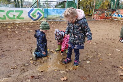 Kinder vom „Regenbogenland“ in Zwickau-Eckersbach wünschen sich neuen Bolz- und Spielplatz - Wenn es geregnet hat, wird der Boden des Bolzplatzes im „Regenbogenland“ schlammig, und es bilden sich Pfützen.