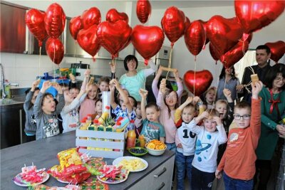 Kinder von Reuth beziehen ihren frisch sanierten Kindergarten - Großer Jubel mit vielen Herzen: Die Mädchen und Jungen der Reuther Kita in ihrer neuen Kinderküche, wo zum Einzug eine süße Überraschung wartete. 