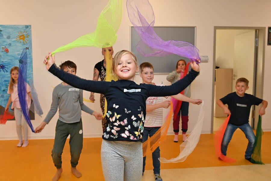 Kinder zeigen zum Aktionstag Toleranz in Rochlitz „Gemeinsam sind wir stark“ - Kinder tanzten zu „Die Welt ist bunt“. Anna (vorn) hat gezeigt, wie es geht, weil sie sehr gern tanzt.