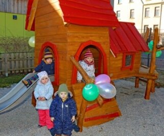 Kinder ziehen in Spielhaus ein - Maxi, Jona, Nathanael und Erna (v. l.) im neuen Spielhaus.