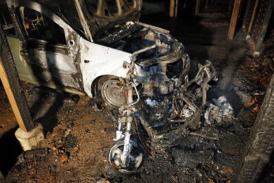 Kinder zündeln - Dacia und Yamaha niedergebrannt - 
