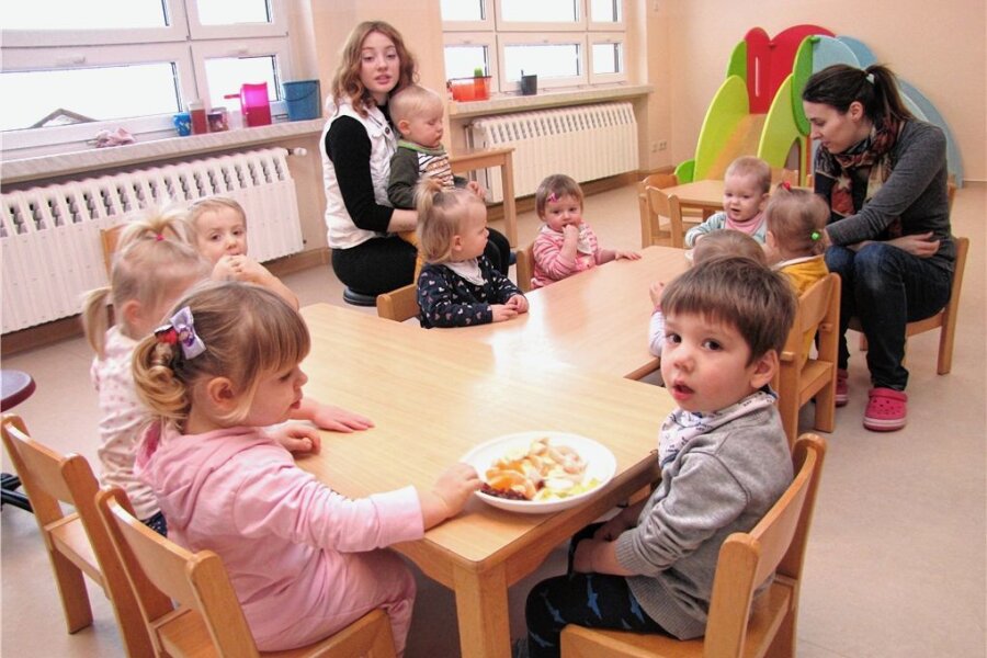 Kinderbetreuung: Seelitz und Zettlitz arbeiten zusammen - Mädchen und Jungen in der Kita "Sonnenschein" in Zettlitz beim Frühstück. Die Gemeinden Seelitz und Zettlitz kooperieren künftig in Sachen Kinderbetreuung. 