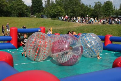Kinderfest am Stausee Oberwald lockt mit Freirodeln auf der Sommerrodelbahn - Beim Kinderfest am Stausee Oberwald steht am Samstag auch wieder Bubble-Soccer auf dem Programm.
