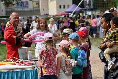 Kinderfest auf Chemnitzer Küchwaldwiese zurückgekehrt - Am Sonntag und Montag konnten Knirpse sich zu Ehren des Kindertags Luftballon-Tiere basteln lassen.