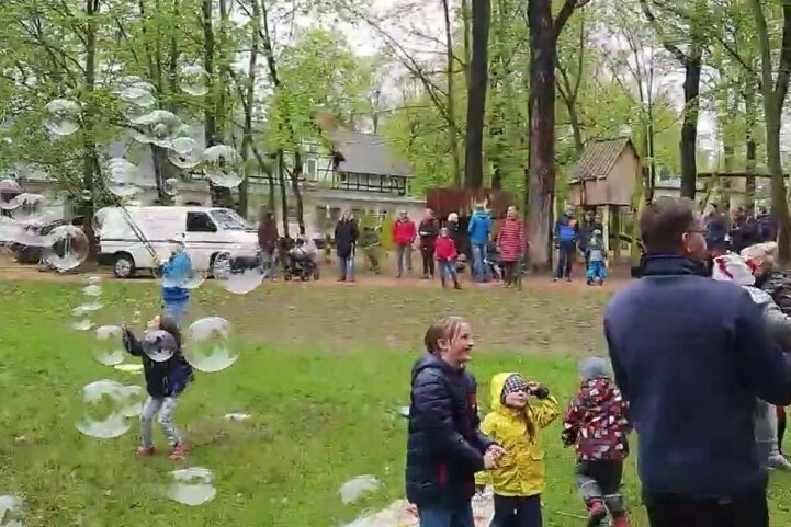Am Himmelfahrtstag kamen rund 100 Leute in den Schwanenteichanlagen in Mittweida zusammen. Ein Video bei Youtube zeigt das Kinderfest, mitten im Park steht auch ein weißer Transporter. 