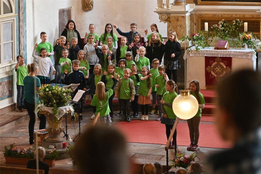 Kinderfest in Seelitz steigt trotz Regenwetters - Los ging das Fest mit einem Schulgottesdienst.
