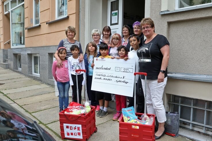 Kinderhilfe erhält Spende aus Chemnitz - Lydia Zupp von der Knappschaft Chemnitz (rechts) hat zwei Geschenkkörbe und 900 Euro für die Kinderhilfe Lichtenstein dabei. 