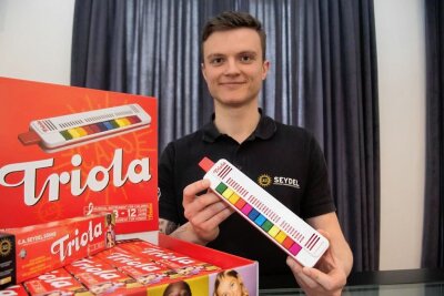 Kinderinstrument mit Kultfaktor: Die Triola will die USA erobern - Lucas Schönweiß von der Firma C.A. Seydel Söhne GmbH in Klingenthal kümmert sich um die zeitgemäße Vermarktung des Kinderinstruments.
