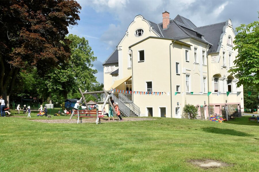 Kinderküche wird eingeweiht: Adorfer laden zum Sommerfest - Großer Trumpf der Kita Zwergenvilla in Adorf ist ihr großer Garten, auch beim Sommerfest am Freitag.