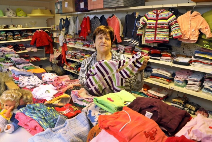 Erika Keilhack sortiert im Kindermarkt in Lichtenstein, der vom Verein Kinderhilfe Lichtenstein mithilfe von ehrenamtlichen Mitstreitenden betrieben wird, gespendete Kleidung in die Regale. 