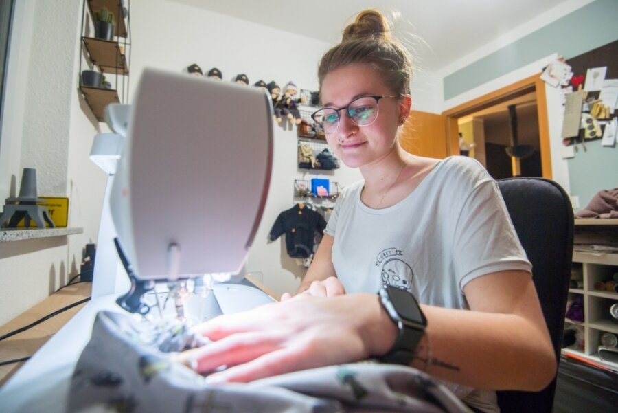 Kindermode aus dem Erzgebirge: 23-Jährige startet mit "Schachtwerk" durch - Janina Gläser in ihrem Arbeitszimmer in ihrem Haus in Eibenstock. "Langsam fehlt mir der Platz", sagt die 23-Jährige. Deshalb reifte der Plan, ein Nebengelass des Hauses für eine Textilwerkstatt auszubauen. 