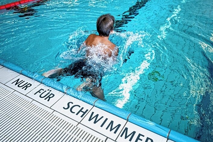 Kinderschwimmen: Stadt verlangt künftig Geld - Oft lernen Kinder das Schwimmen über Vereine. 