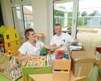 Kinderstation zieht in neue Räume - Schwester Andrea Winter und Oberarzt Eric Rohland räumten bereits Spielsachen ein.