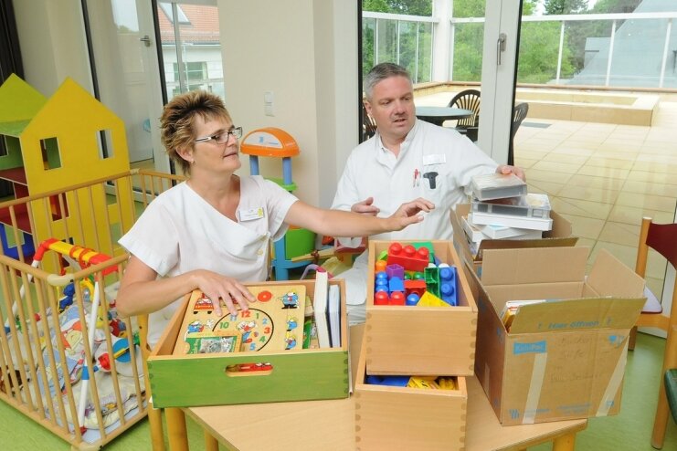 Kinderstation zieht in neue Räume - Schwester Andrea Winter und Oberarzt Eric Rohland räumten bereits Spielsachen ein.