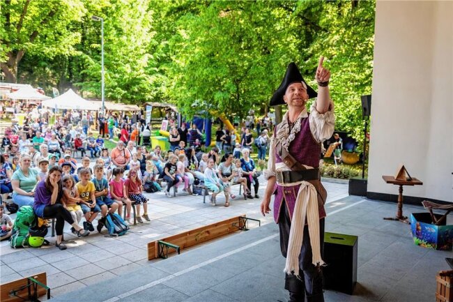 Kindertag in Burgstädt: Zauberhafte Reise in die Welt der Piraten - Hauptattraktion beim Kindertagsfest war ein Piraten-Hokus-Pokus, aufgeführt vom Dresdener Entertainer Torsten Pahl.