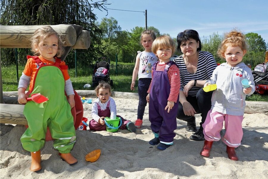 Kindertag: Statt gemeinsamem Eisessen geht es in Gruppen auf den Spielplatz - Tagesmutter Christina Dietz im Sandkasten