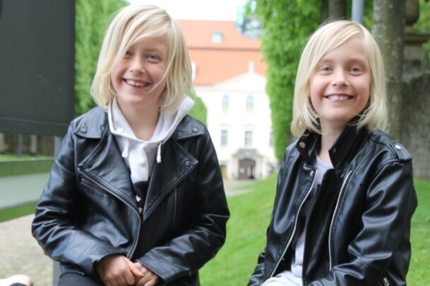 Kindertagswunsch: Zusammen sein - Laura und Sophie (v. l.) haben viel Spaß beim Erkunden von Schloss Lichtenwalde. 