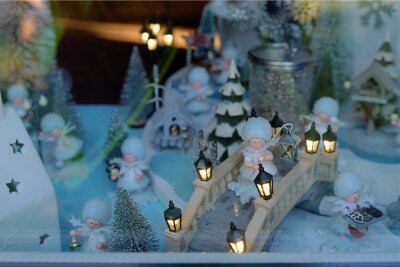 Kinderträume hinter Glas zu neuem Leben erweckt - Eine Landschaft mit Schneeflöckchen-Figuren aus dem Erzgebirge gehört zur Weihnachtsausstellung in den Fenstern der Wohlfühloase. 