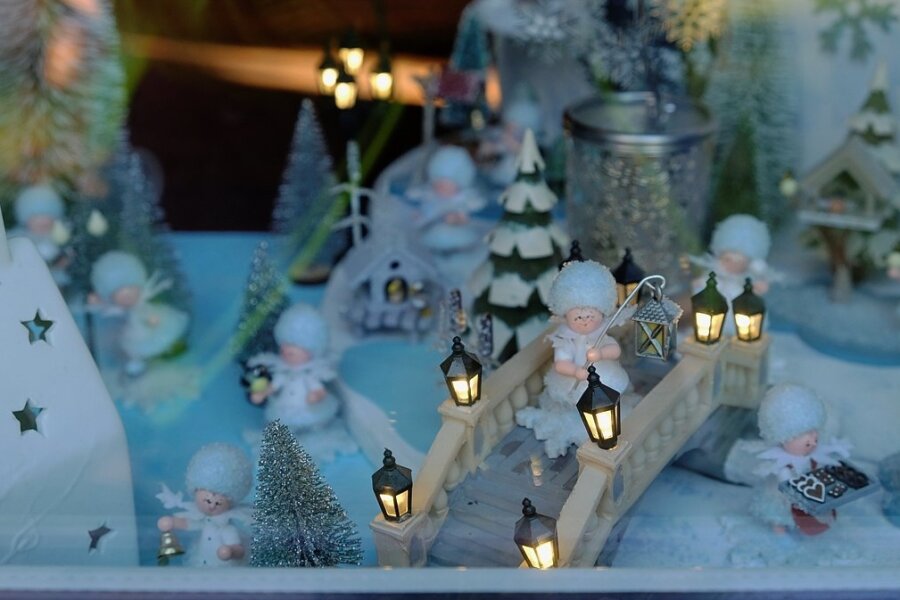 Eine Landschaft mit Schneeflöckchen-Figuren aus dem Erzgebirge gehört zur Weihnachtsausstellung in den Fenstern der Wohlfühloase. 
