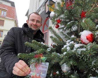 Kinderwünsche am Weihnachtsbaum - Theaterpädagoge Martin Lühr lädt dazu ein, Freiberger Kindern kleine Wünsche zu erfüllen. 