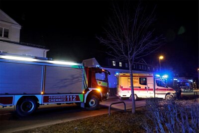 Kinderwagen brennt in Chemnitzer Wohnhaus - Mehrere Feuerwachen waren vor Ort im Einsatz.