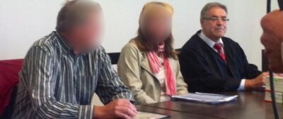 Kindesentführung: Noch kein Urteil im Renneberg-Prozess - Claudia Renneberg mit ihrem Vater (links) und Anwalt Klaus Bartl.