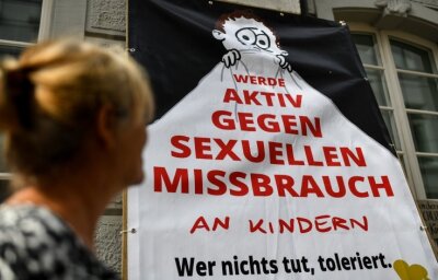 Kindesmissbrauch im Sport? Was die Vereine jetzt tun können - Das Foto zeigt eine Mahnwache der Initiative "Aktiv gegen Missbrauch" in Freiburg, es könnte aber ebenso überall sonst sein. 