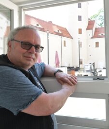 "Kino ist Raum zum Treffen, Lachen, Weinen, Kommunizieren" - Thomas Erler schaut aus dem Filmprojektfenster zu, wie im Schlosshof Leinwand aufgebaut wird.