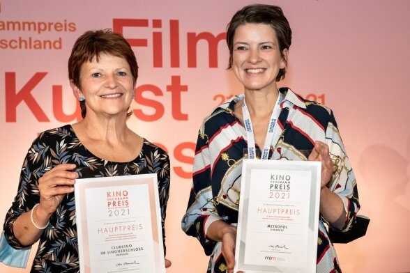Kino Metropol ausgezeichnet - Die Preisträgerinnen Maret Wolff (Kino Metropol, rechts) und Sylke Gottlebe vom Clubkino im Dresdner Lingnerschloss, die den Hauptpreis für alternative Spielstätten in Empfang nahm. 