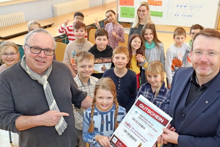 Kino: Zurück ins Bewusstsein der Leute - Oberbürgermeister Sven Krüger (r.) und Kino-Betriebsleiter Thomas Erler überbrachten den Kindern der Körner-Schule die Kino-Gutscheine.
