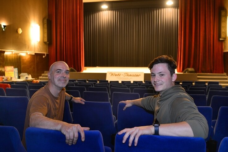 m Herbst 2020 durften noch Besucher in das "Welt-Theater" in Frankenberg: Matthias Hanitzsch (l.) und Angelo Schmidt freuten sich damals über die Auszeichnung der Defa-Stiftung. 