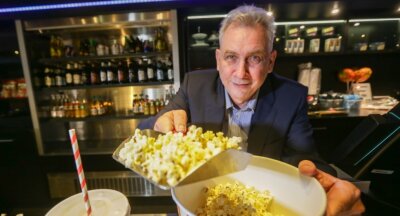 Kinos in Chemnitz haben wieder geöffnet - neue Filme sorgen für Hoffnung - Bernd Karnatz vom Cinestar Chemnitz in der Galerie Roter Turm und freut sich, dass der Kinobetrieb wieder anläuft. Der beliebteste Snack seiner Gäste beim Filmgenuss ist keine Überraschung: süßes Popcorn. 