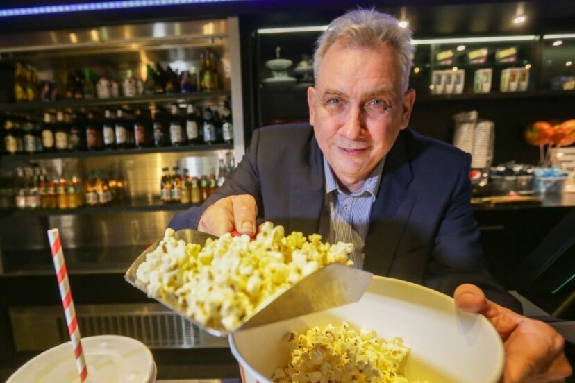 Kinos in Chemnitz haben wieder geöffnet - neue Filme sorgen für Hoffnung - Bernd Karnatz vom Cinestar Chemnitz in der Galerie Roter Turm und freut sich, dass der Kinobetrieb wieder anläuft. Der beliebteste Snack seiner Gäste beim Filmgenuss ist keine Überraschung: süßes Popcorn. 