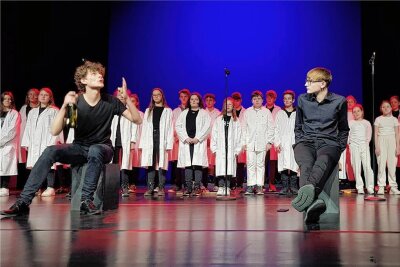 Kirchberg: 80 Schüler proben für Musical - Niklas Gerber (links) und Perez Lang stellen im Musical den Prinzen Zero und seinen Freund Valerio dar.