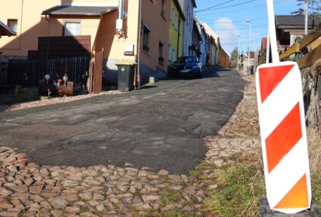 Die Scheringer Straße in Kirchberg hat es bitternötig. Jetzt will die Stadt sie auf eigene Kosten reparieren. 