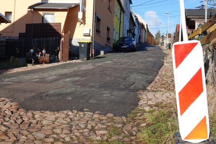 Die Scheringer Straße in Kirchberg hat es bitternötig. Jetzt will die Stadt sie auf eigene Kosten reparieren. 